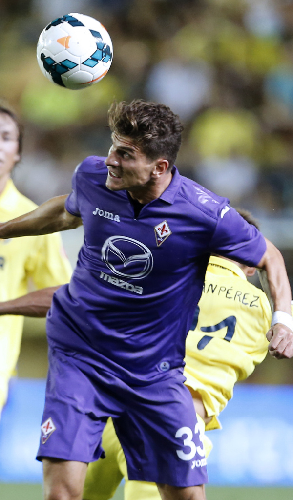 Игрок из Фиорентина Марио Гомес бьет мяч