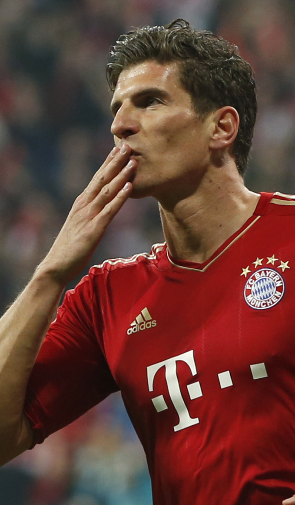 Игрок из Фиорентина Марио Гомес отправки летающий поцелуй