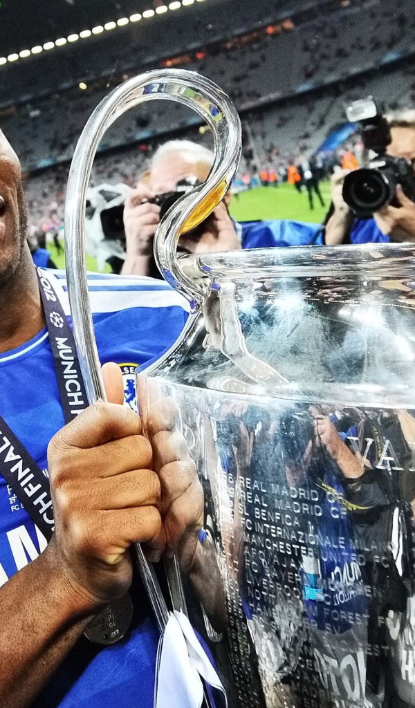 Игрок из Галатасарая Дидье Дрогба и его собственной трофей