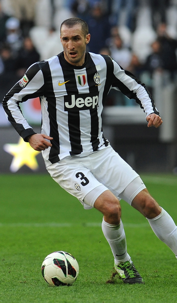 Игрок Ювентуса Джорджо Кьеллини с мячом
