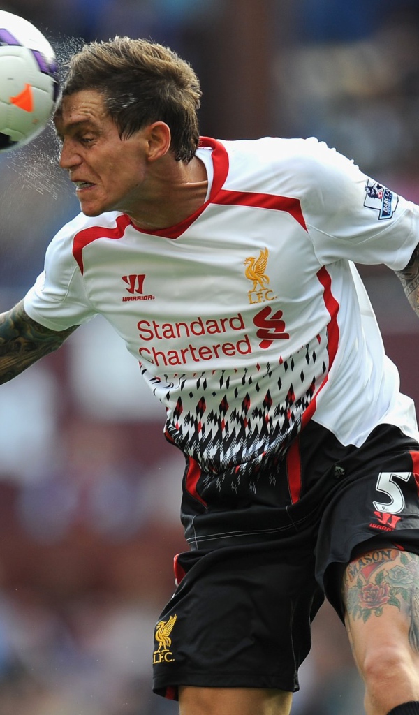 Игрок Ливерпуля Даниэль Аггер бьет мяч