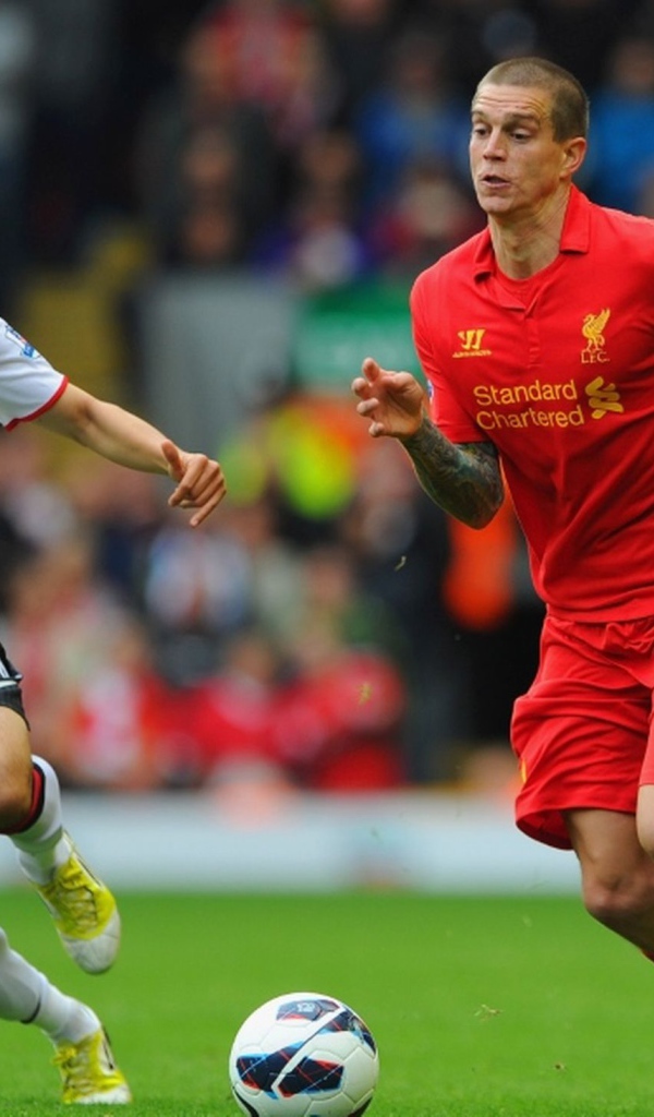 Игрок Ливерпуля Даниэль Аггер бежит вперед на мяч