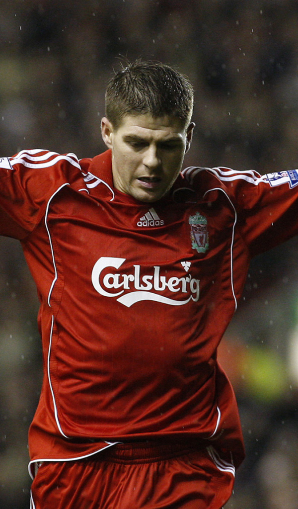 Игрок Ливерпуля Стивен под дождем