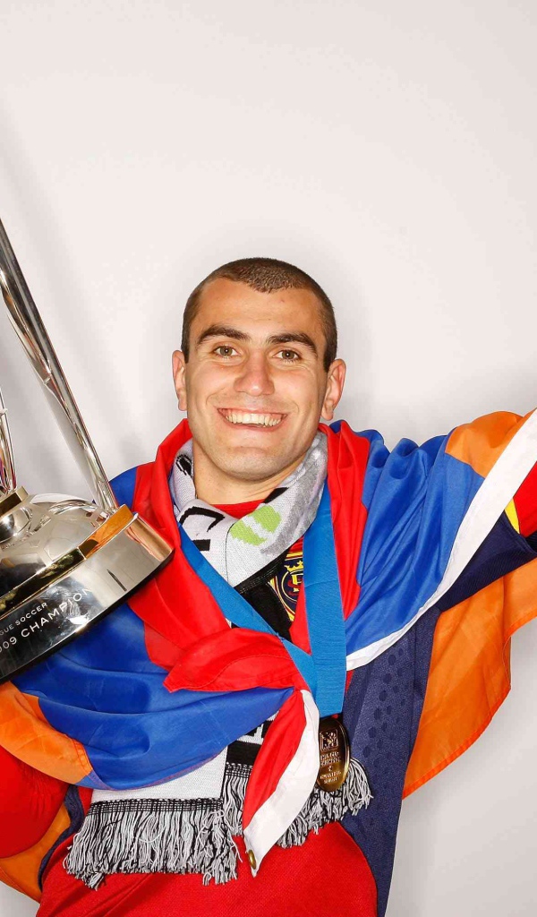 Игрок московского Спартака Юра Мовсисян со своим трофеем