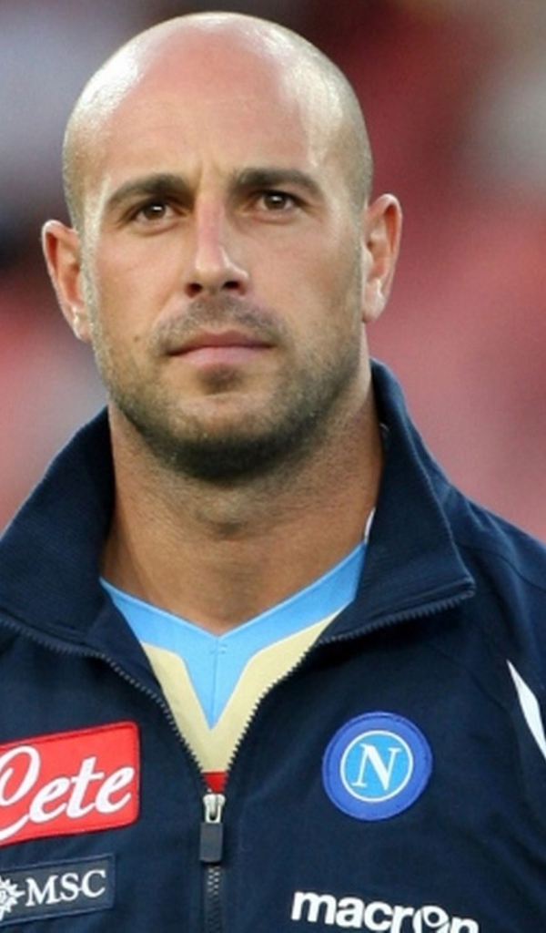 Игрок из Наполи Пепе Рейна перед игрой