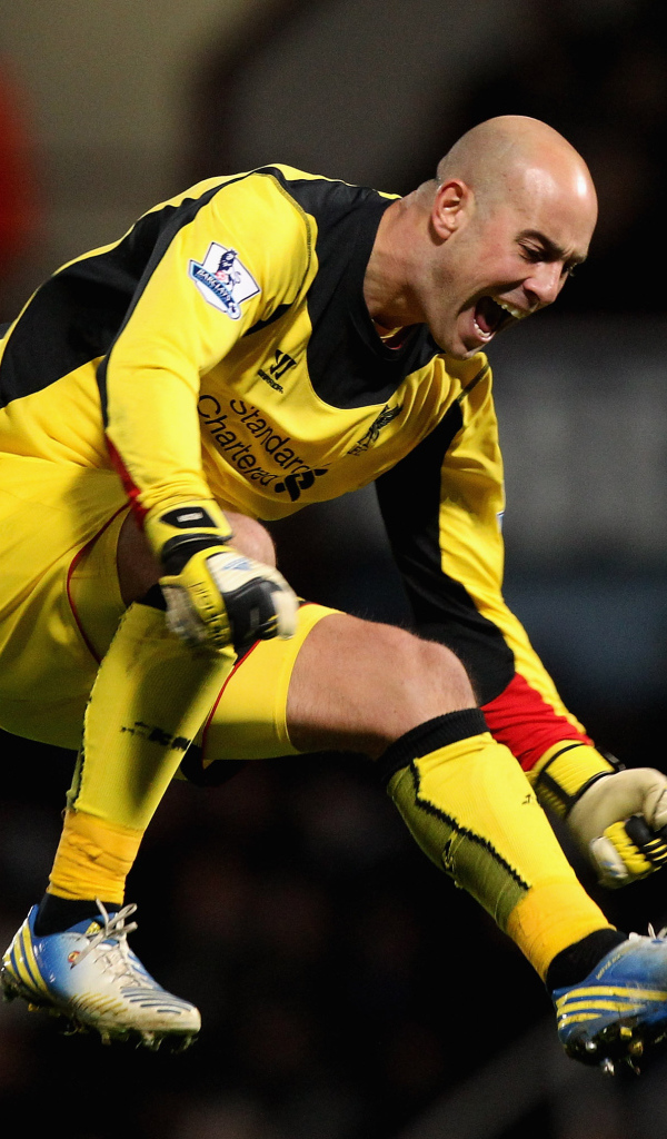 Игрок из Наполи Пепе Рейна в воздухе