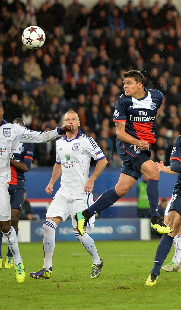 Игрок из ПСЖ Тиаго Силва борется за мяч