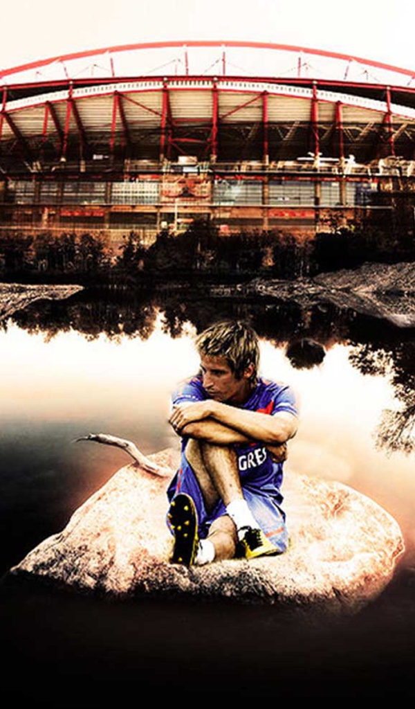  Игрок из Реал Мадрид Фабиу Коэнтрау сидит возле стадиона