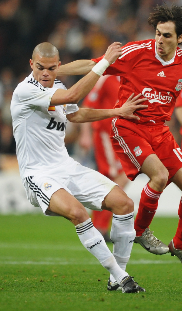 Игрок мадридского Реала Пепе защищает свои ворота