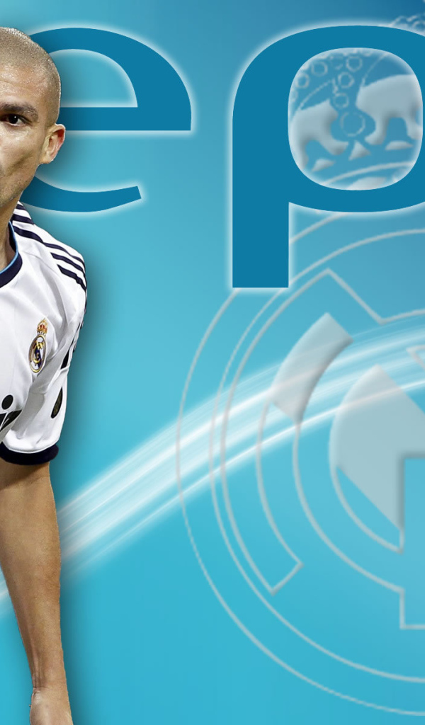  Игрок мадридского Реала Пепе на синем фоне