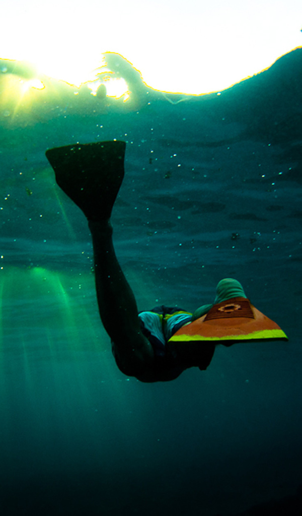 Подводная фотография пловца в ластах