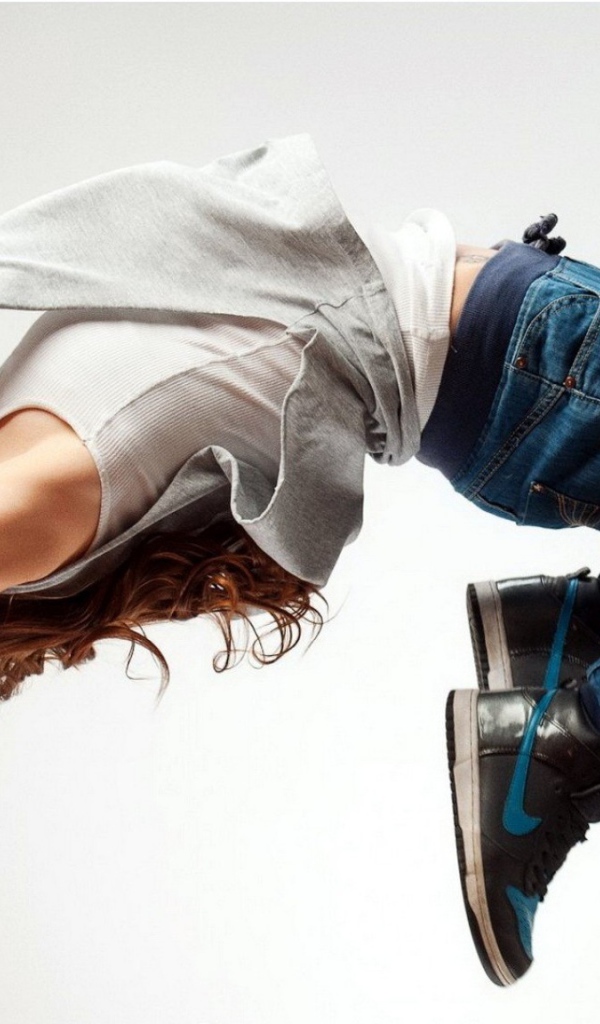 Девушка делает сальто