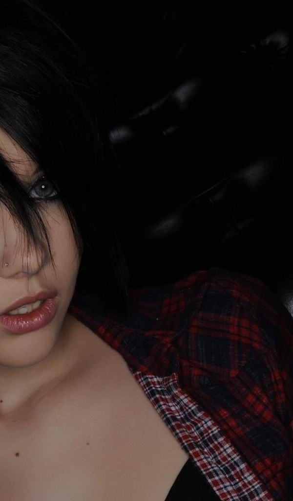 Молодая девушка брюнетка с пирсингом в носу