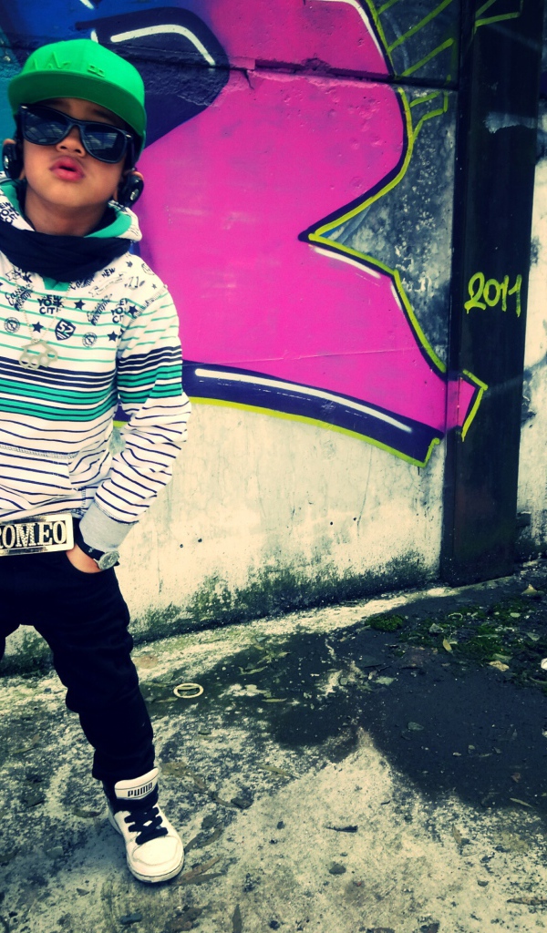 Мальчик в зелёной кепке и очках, swag