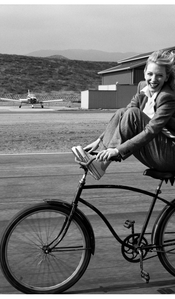 Фотография Кейт Бланшетт на велосипеде