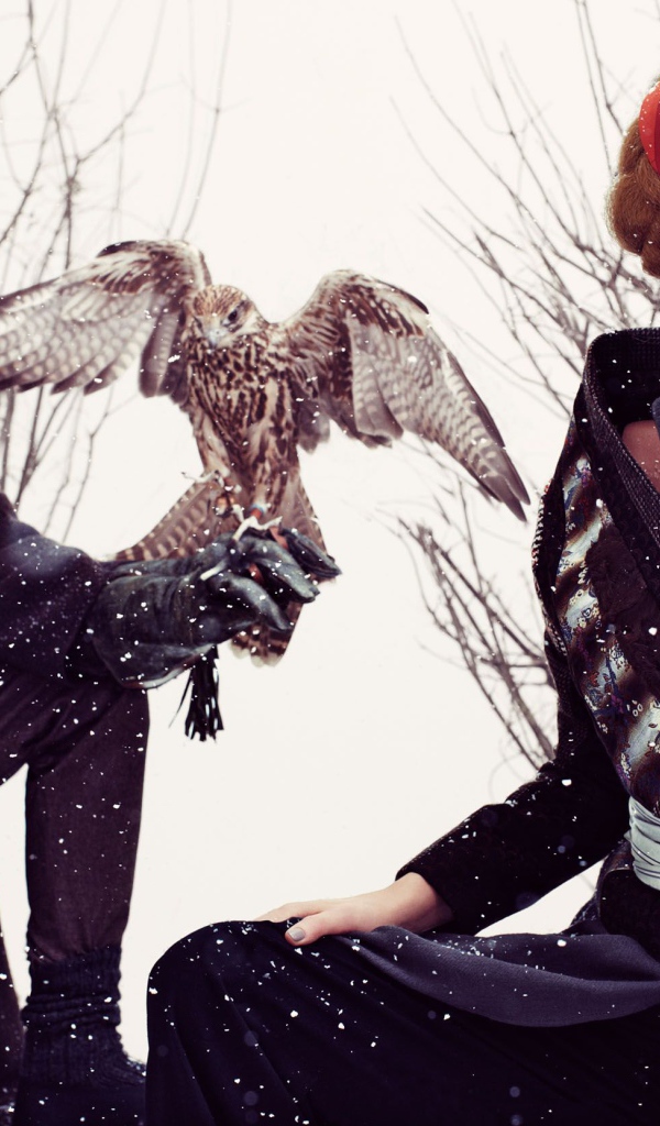 Фотография пары с соколом