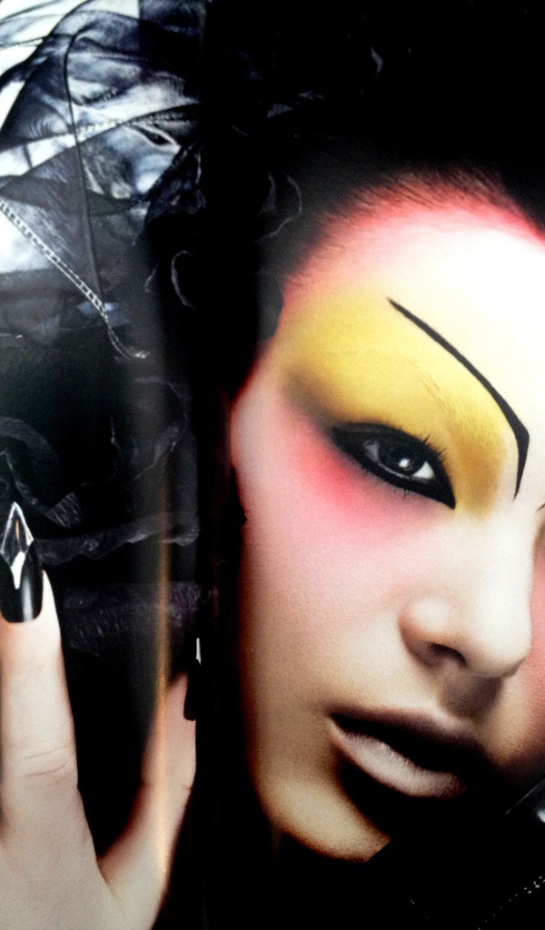 Фотография девушки из журнала