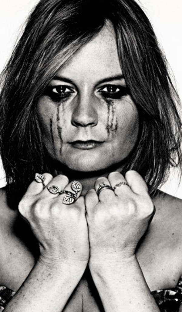 Фотография девушки в слезах