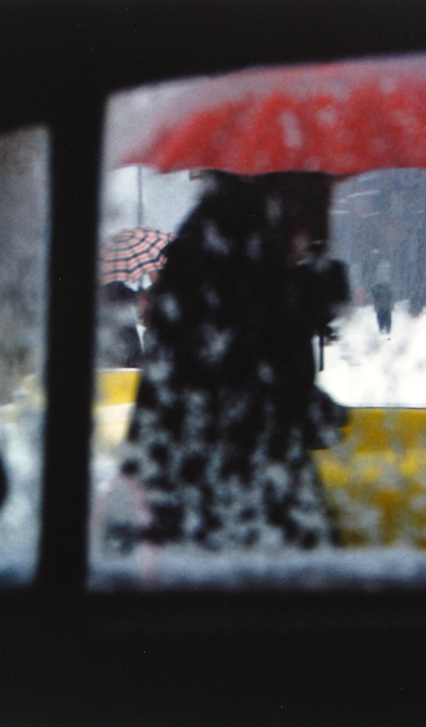 Фотография человека под красным зонтом