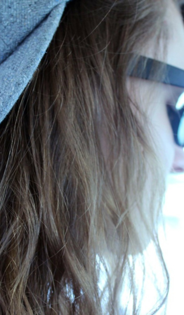 Девушка в кепке supreme