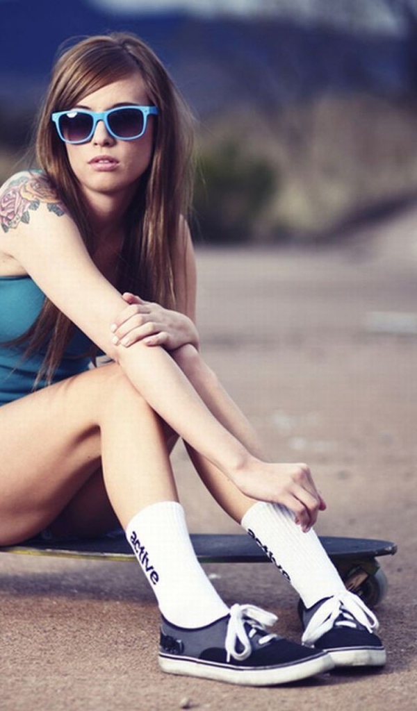 Девушка со скейтом и в очках