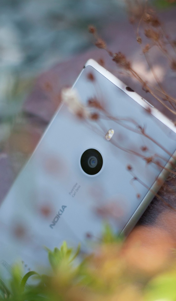 Белая Nokia Lumia 925 в траве