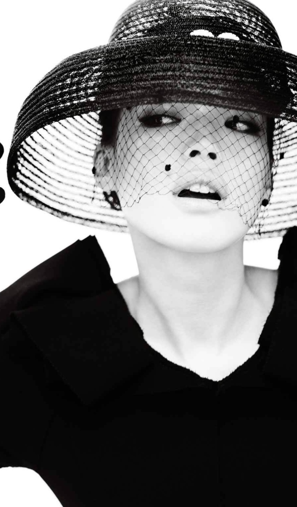 Женщина в шляпе, чёрно-белое фото