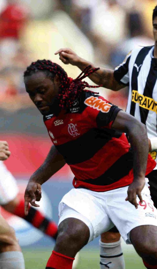 The player of Shandong Luneng Vagner battling for the ball