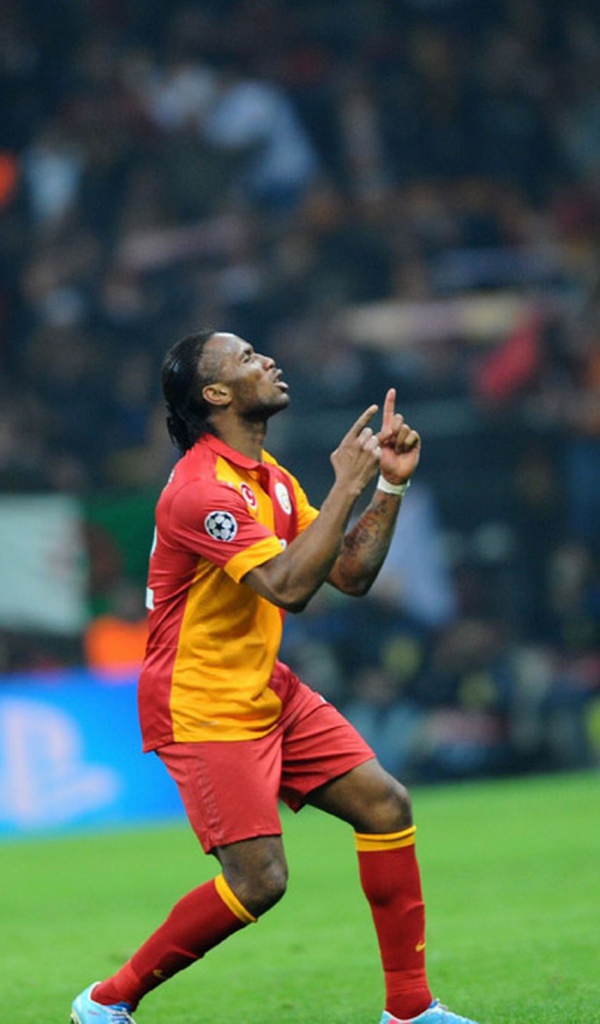 Игрок из Галатасарая Дидье Дрогба танец победы