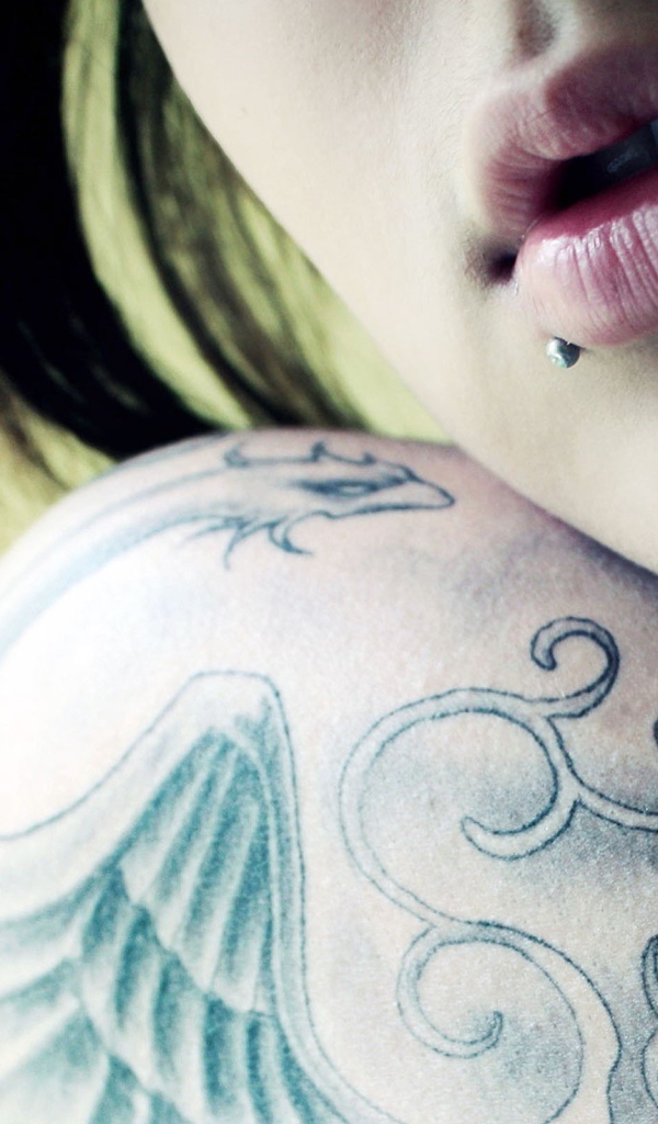 Девушка с татуировкой и пирсингом