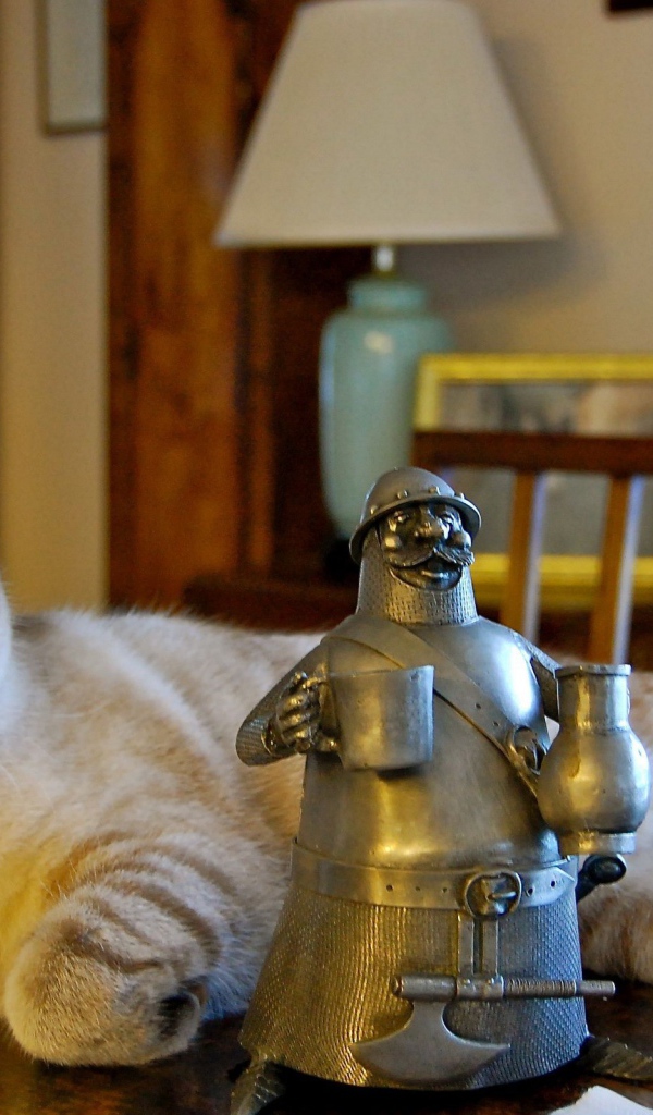 Кот у статуэтки