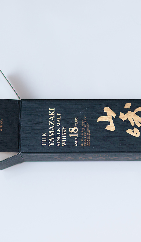 Котенок залез в коробку