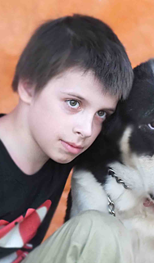 Мальчик сидит с алабаем