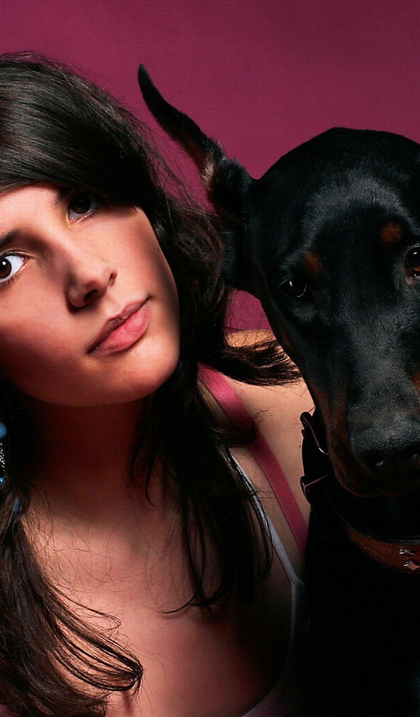 Девушка и доберман