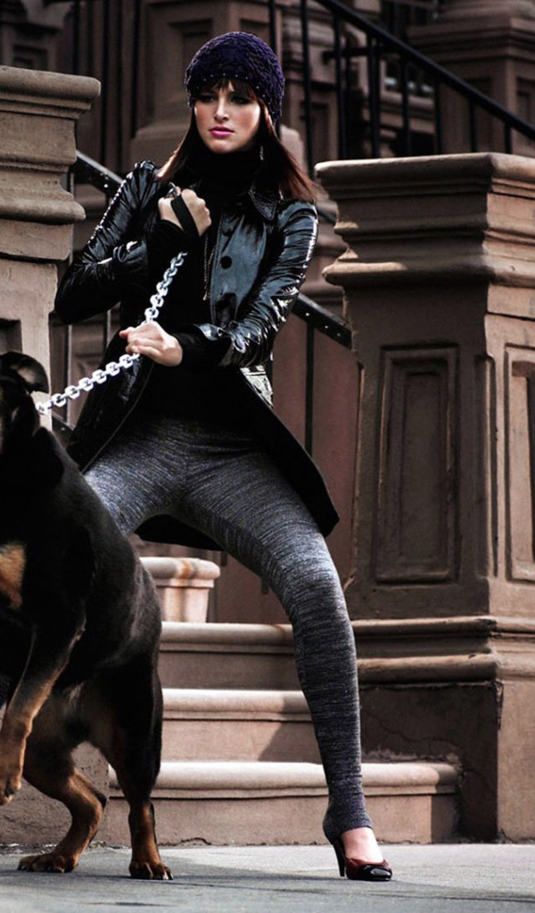 Девушка держит ротвейлера