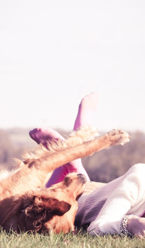 Девушка играет с собакой