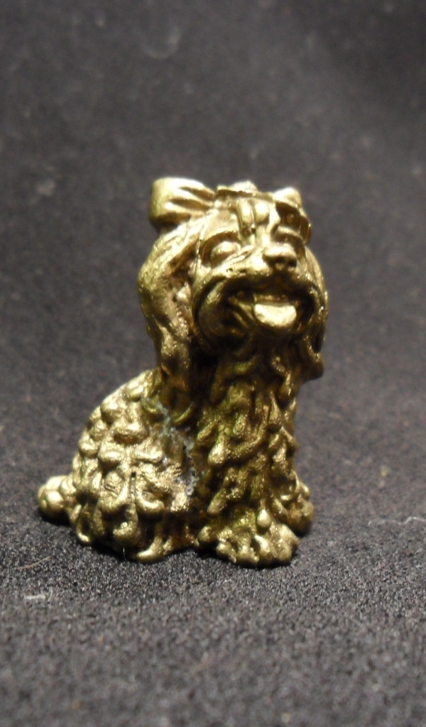 Золотая фигурка болонки