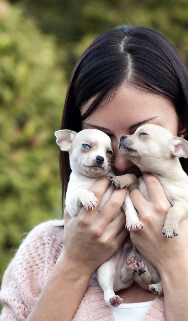 Девушка с щенками