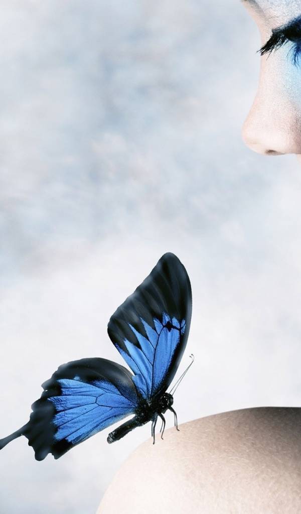 Синяя бабочка на плече