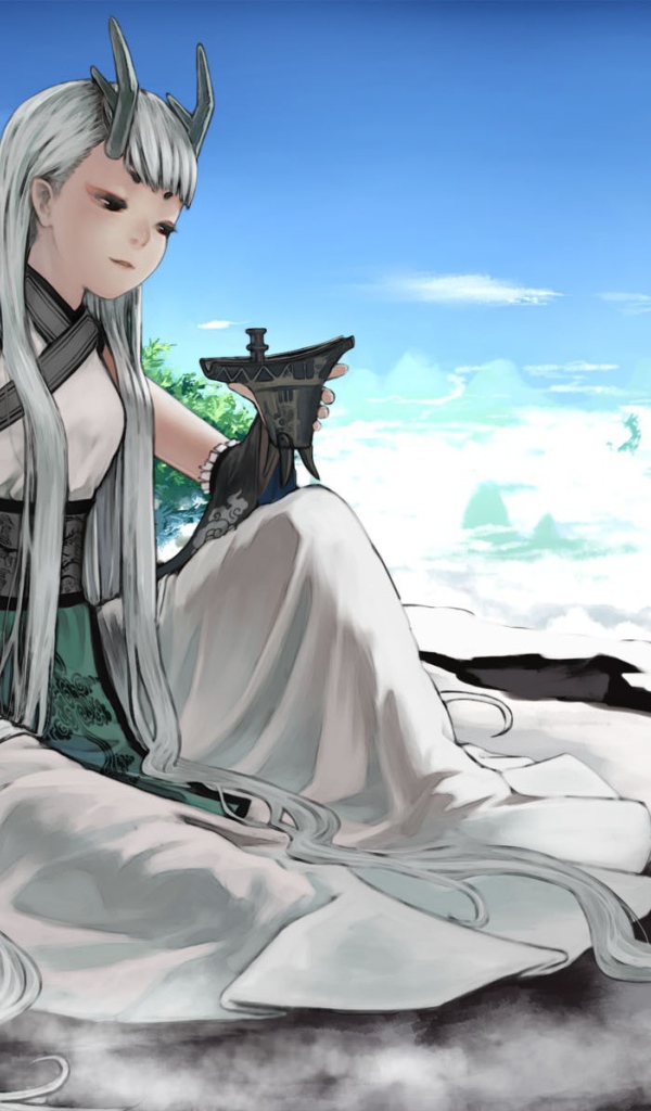 Девочка с длинными белыми волосами