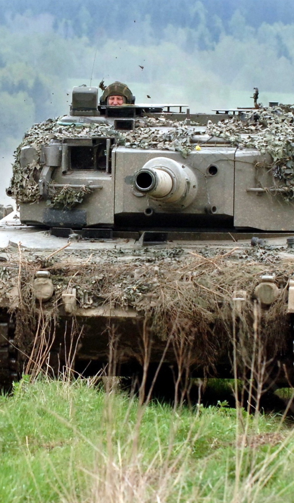 Бронемашина едет по полю