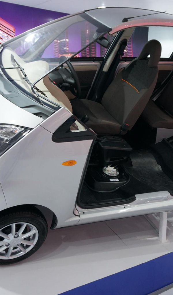 Автомобиль Tata Nano 2014 на дороге 