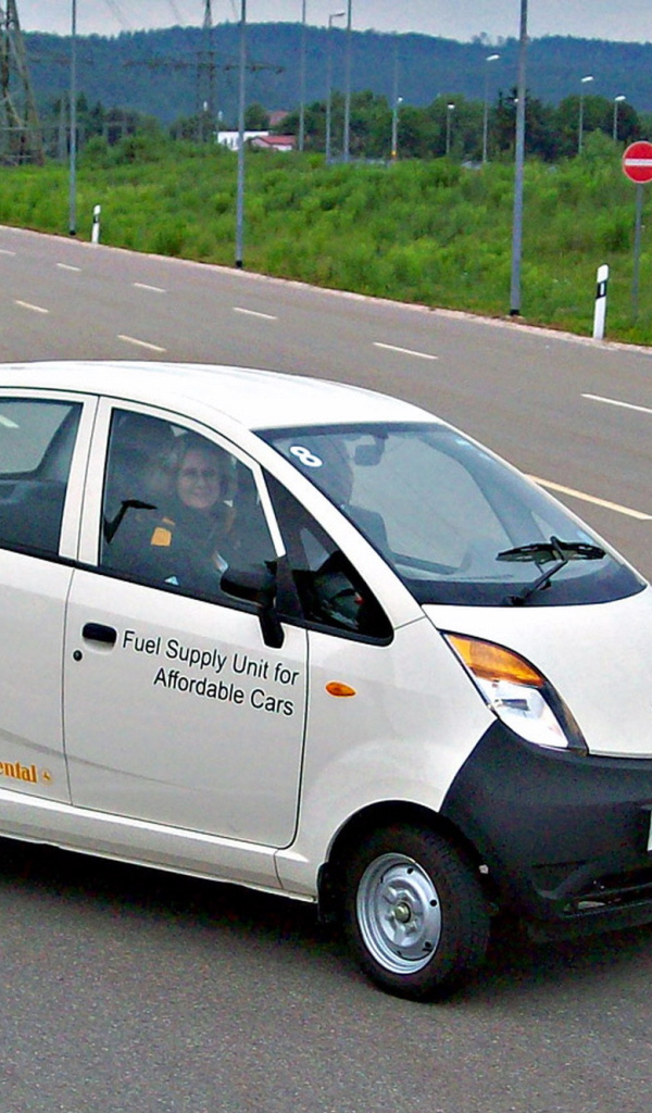 Красивый автомобиль Tata Nano 2014 в Москве