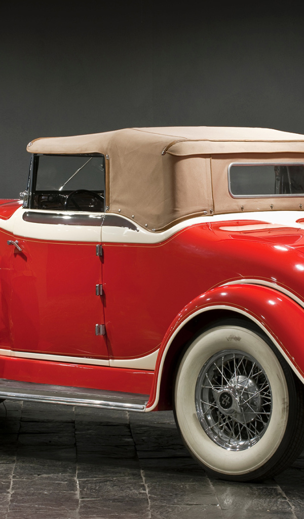 Старый красный автомобиль