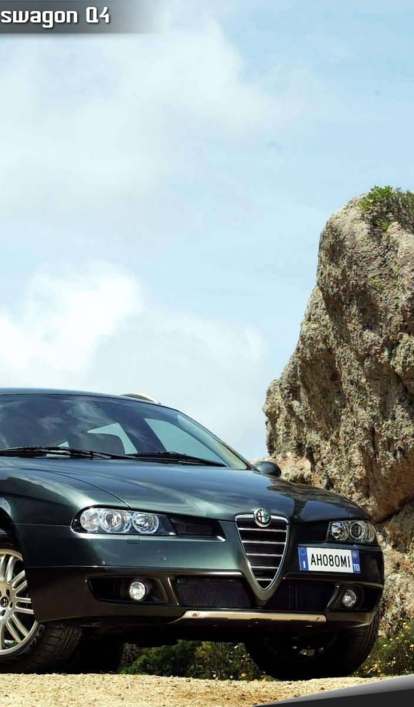 Автомобиль Alfa Romeo 156 на дороге