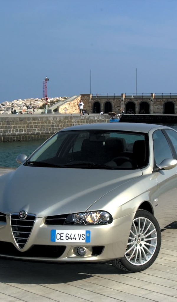 Автомобиль Alfa Romeo 159 на дороге