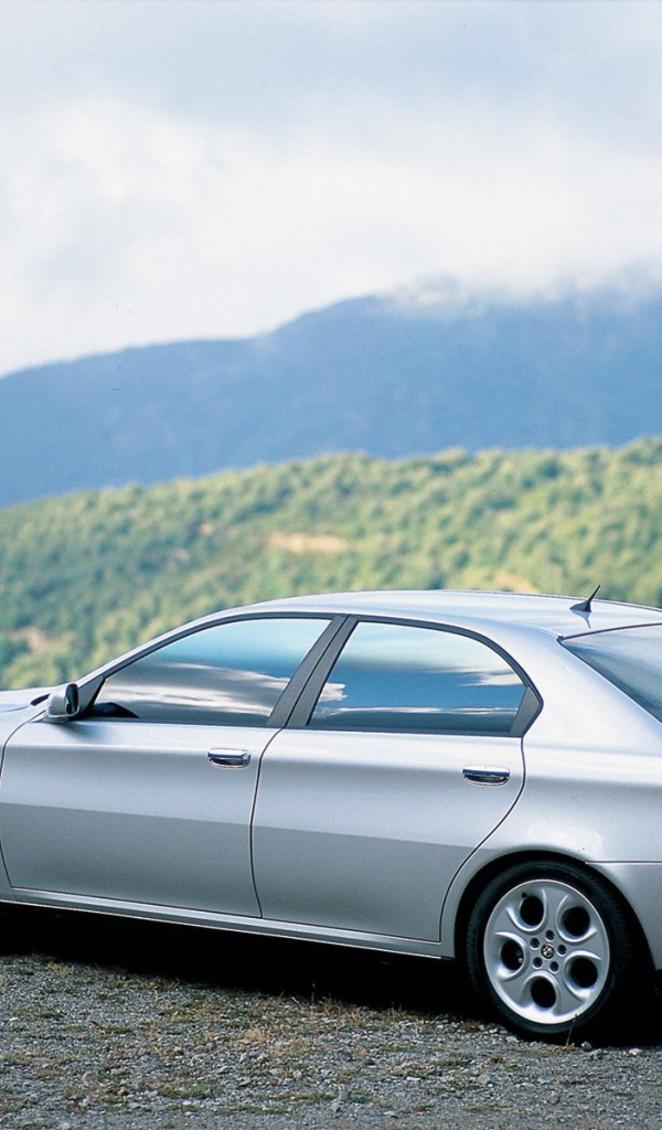 Автомобиль Alfa Romeo 166 на дороге