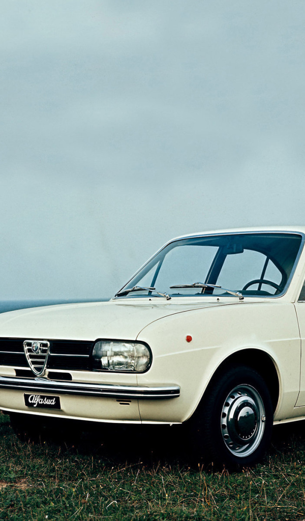 Автомобиль Alfa Romeo alfasud на дороге