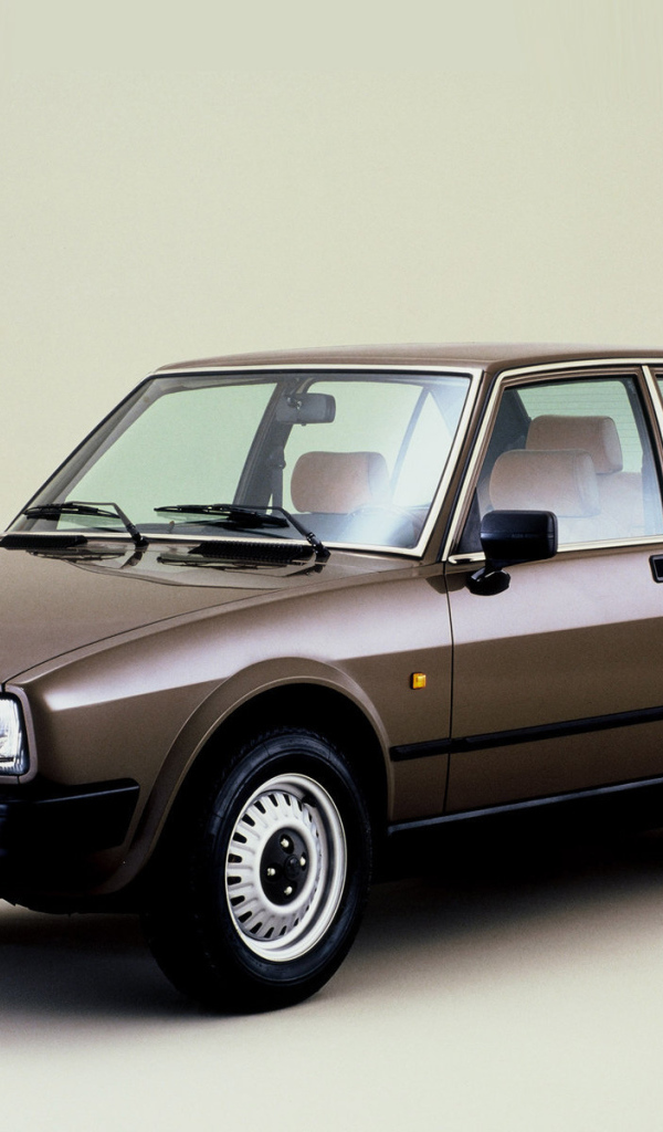 Автомобиль Alfa Romeo alfetta на дороге