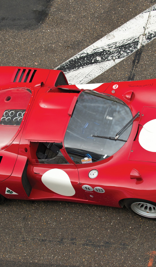 Автомобиль Alfa Romeo 33 на дороге